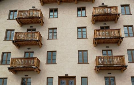 architettura classica di montagna, infissi, finestre, portoncino in legno luvisotto serramenti