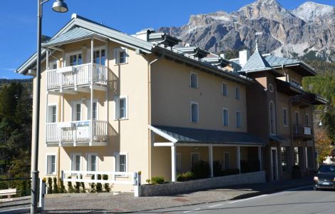 architettura classica di montagna, infissi, finestre e scuri in legno luvisotto serramenti