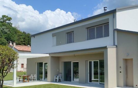 architettura moderna, alzanti scorrevoli in legno-alluminio, frangisole luvisotto serramenti