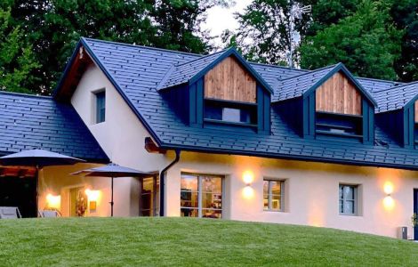 architettura di montagna, infissi, finestre, portoncino in legno luvisotto serramenti