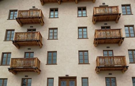 architettura classica di montagna, infissi, finestre, portoncino in legno luvisotto serramenti